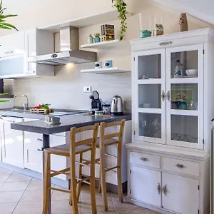 https://detached-house-with-private-garden-and-sea-view.in-sardinia.net